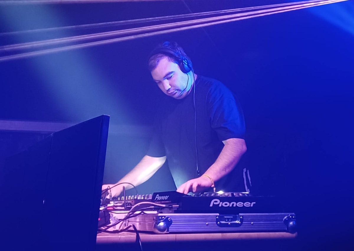 DJ Milatech aux platines Pioneer pendant une soirée